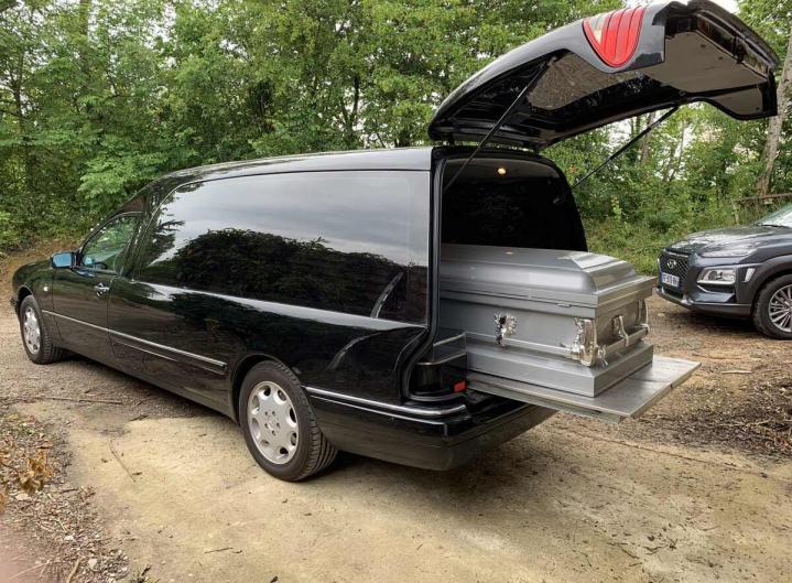 Nous facilitons le transport des cercueils hors-côte avec professionnalisme.